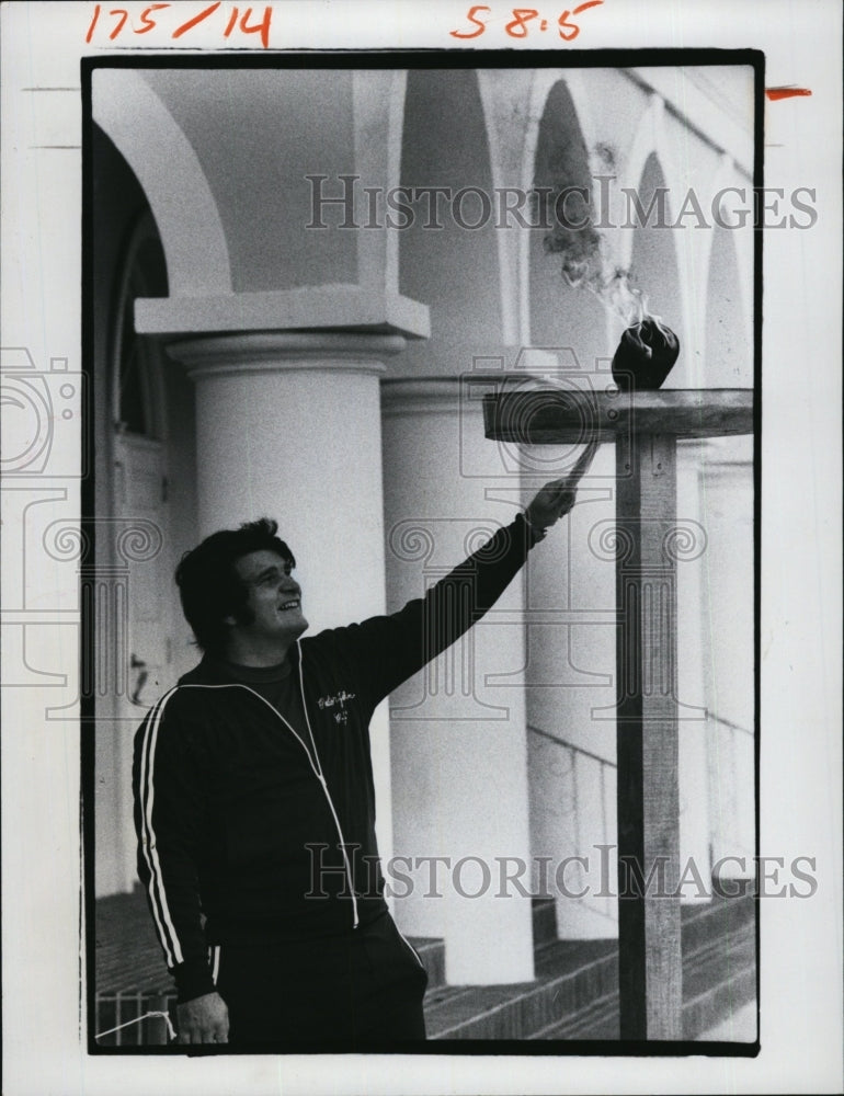 1976 Press Photo Youth minister John Miller at St Pete Baptist Church