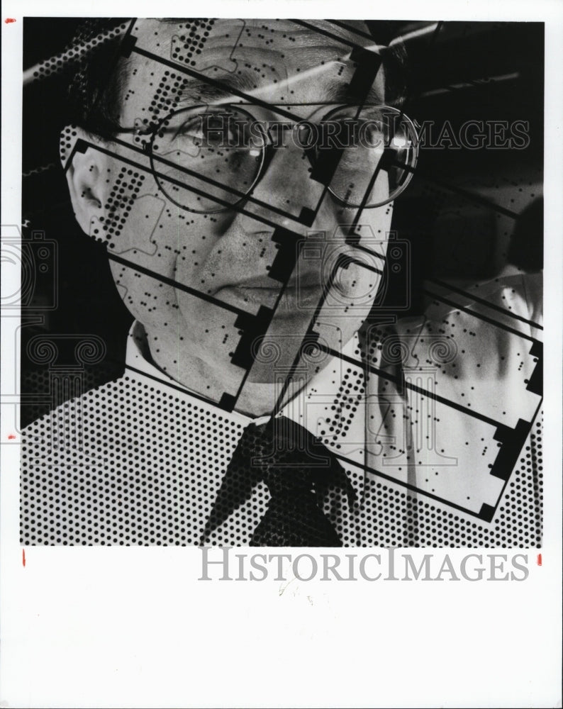 1992 Press Photo Gerry Helig in IBM Minnesota Plant - RSM05121