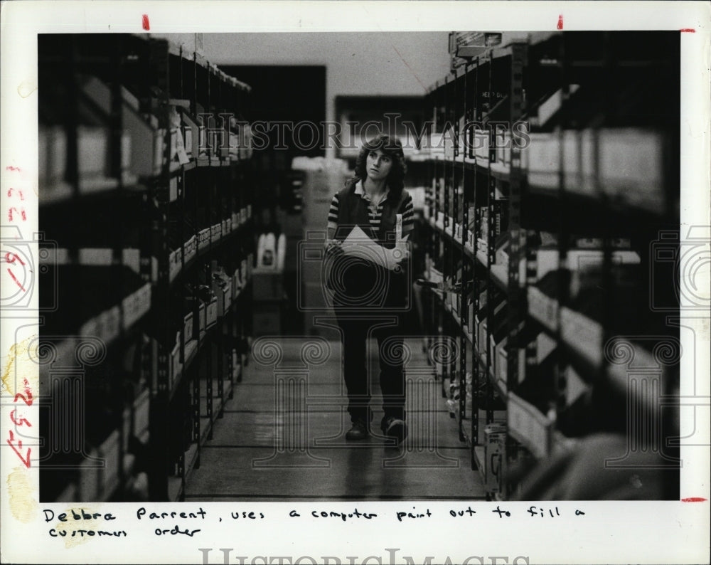 1984 Press Photo Debborah Parrent Uses Computer Printout To Fill Customer's Orde