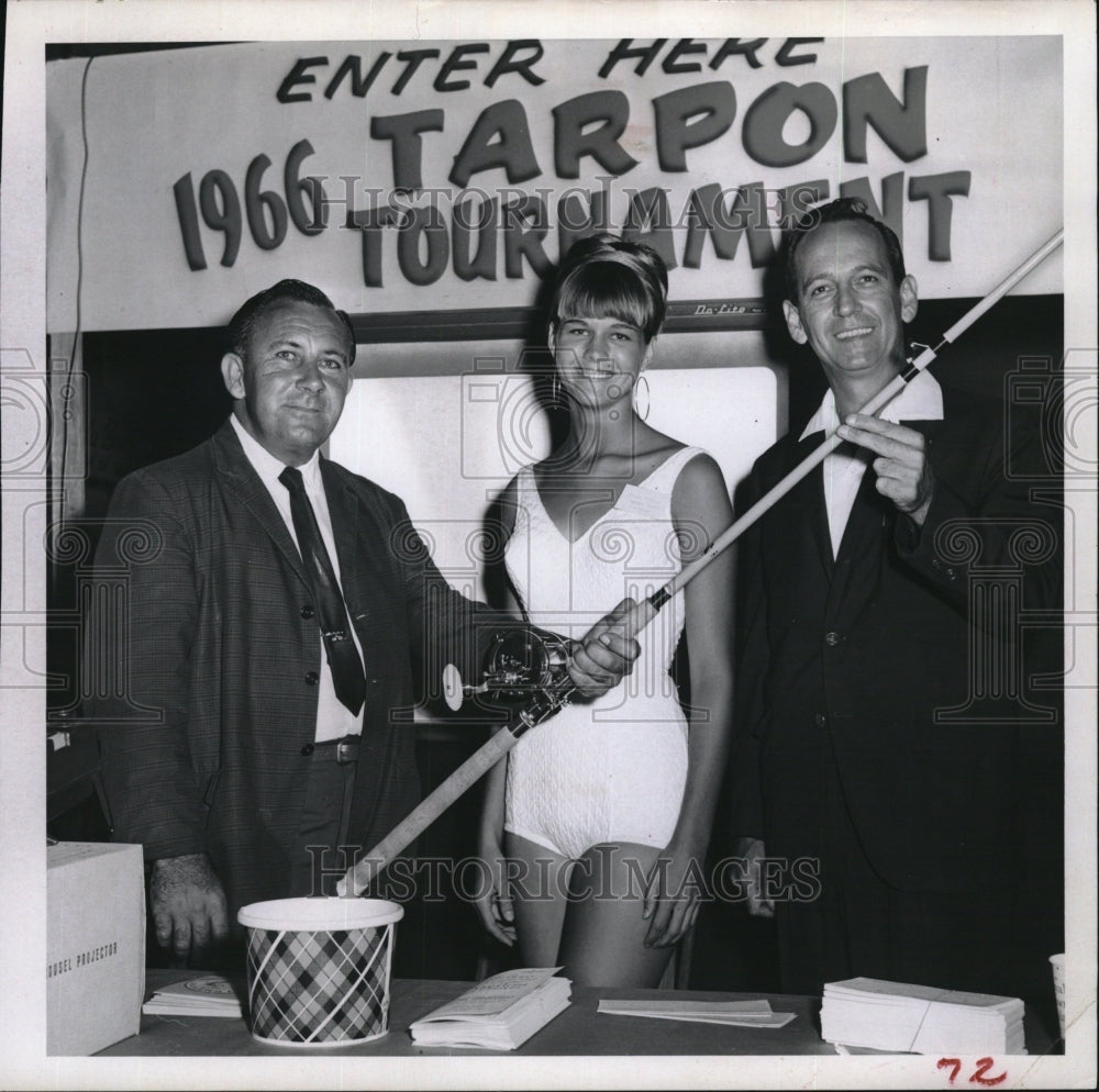 1966 Press Photo F DeGrasse,W Lawrence & Susan Hibbard "Miss Tarpon" - RSM10011