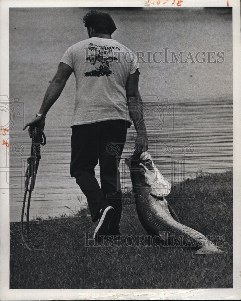 1976 Press Photo Chris Klingel & 90 lb tarpon in Florida - RSM10089