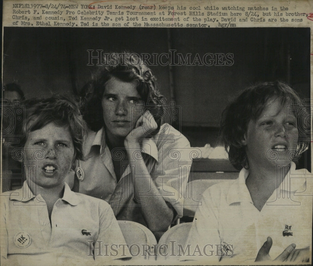 1974 Press Photo David Kennedy & brother Chris watch tennis at Forest Hills
