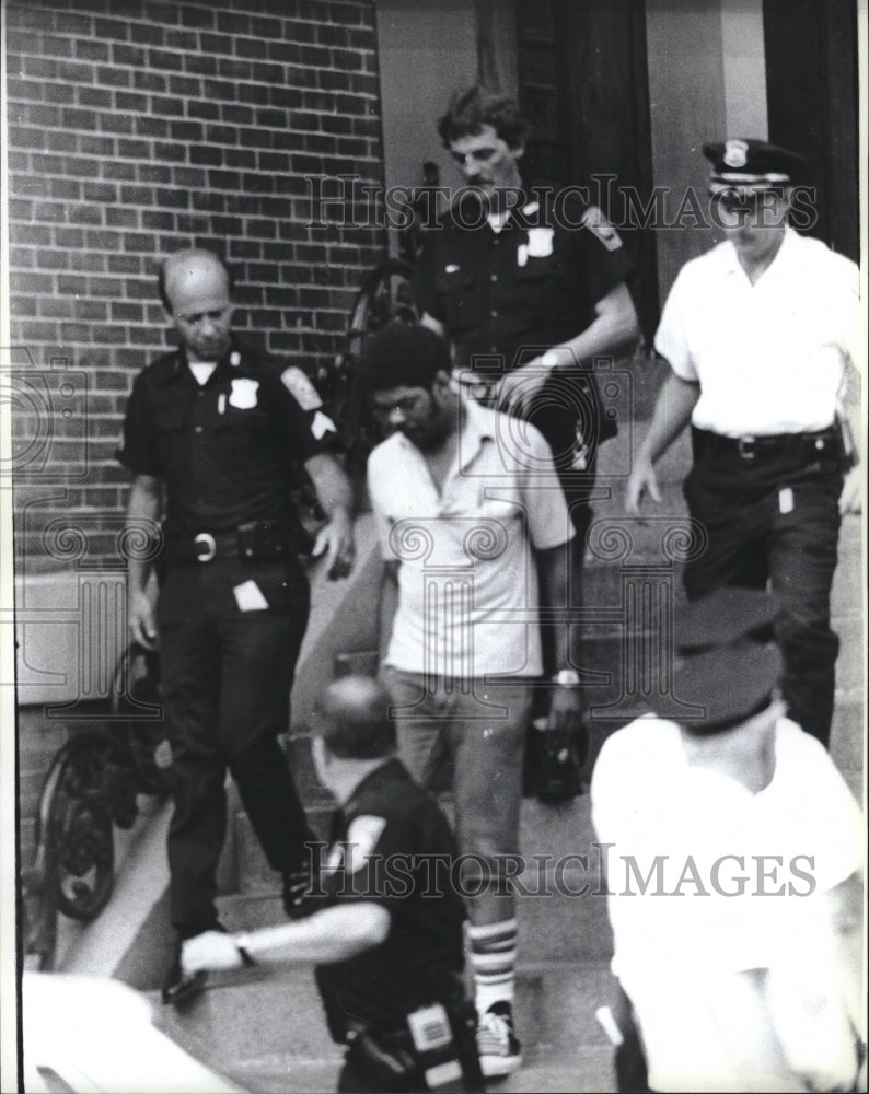 1982 Press Photo Boston hostage situation Mass. Ave. John Milton held son