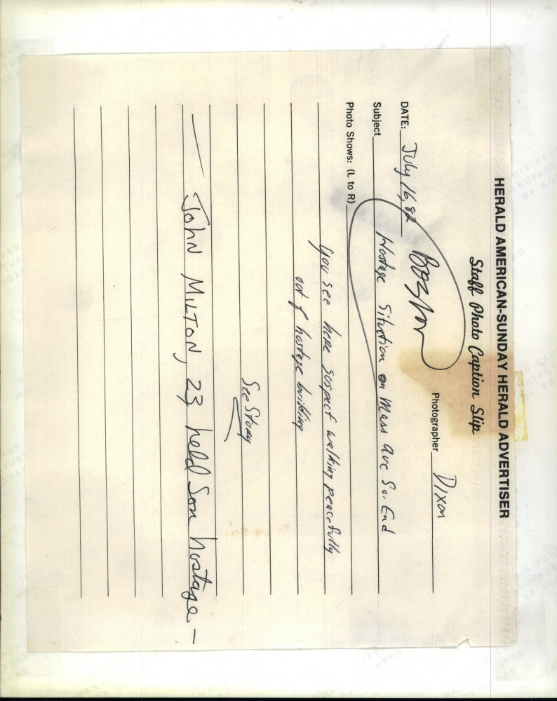 1982 Press Photo Boston hostage situation Mass. Ave. John Milton held son