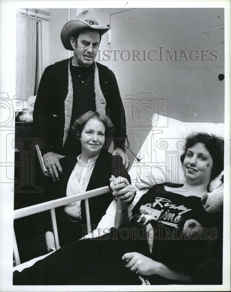 1984 Press Photo Nancy O&#39;Quinn bed Mass General parents Diane Warwick laser