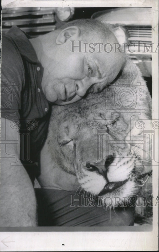 1965 Press Photo Howard Sauter and Pet, Leo, Make Neighbors Nervous - RSM16253