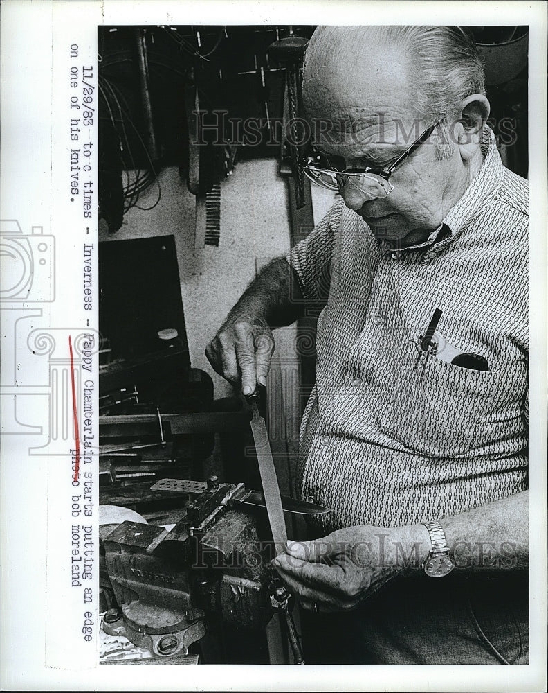 1983 Press Photo knife craftsman Pappy Chamberlain at work - RSM18285