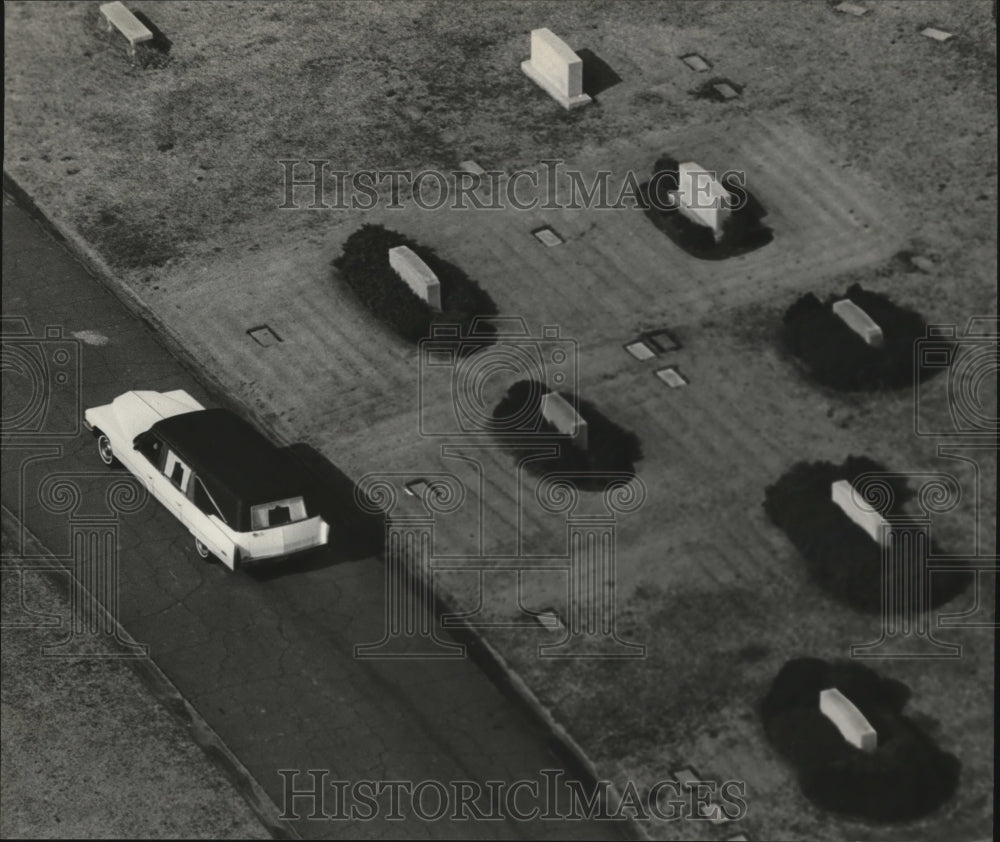 Historic Images -Aerial view of Coach Paul (Bear) Bryant funeral<br><br>Photo dimensions are 9.5 x 8 inches.<br><br>Photo is dated 1983.<br><br> Photo back: <br><br> <img src="http://hipe.historicimages.com/images/abna/abna00034b.jpg"width="340">