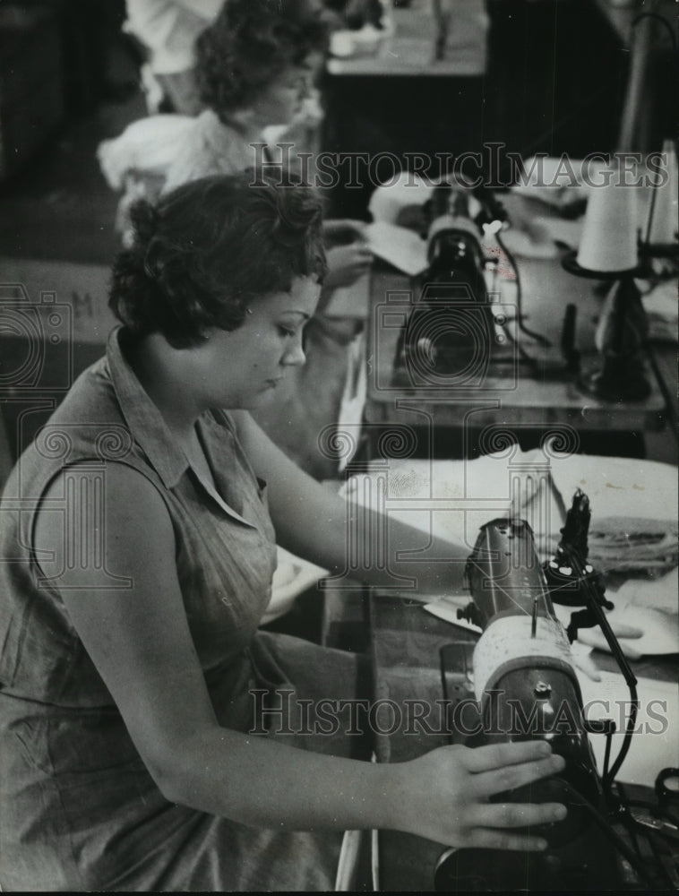 1961 Press Photo Alabama Prison, Tutwiler-Inmates making garments- Historic Images