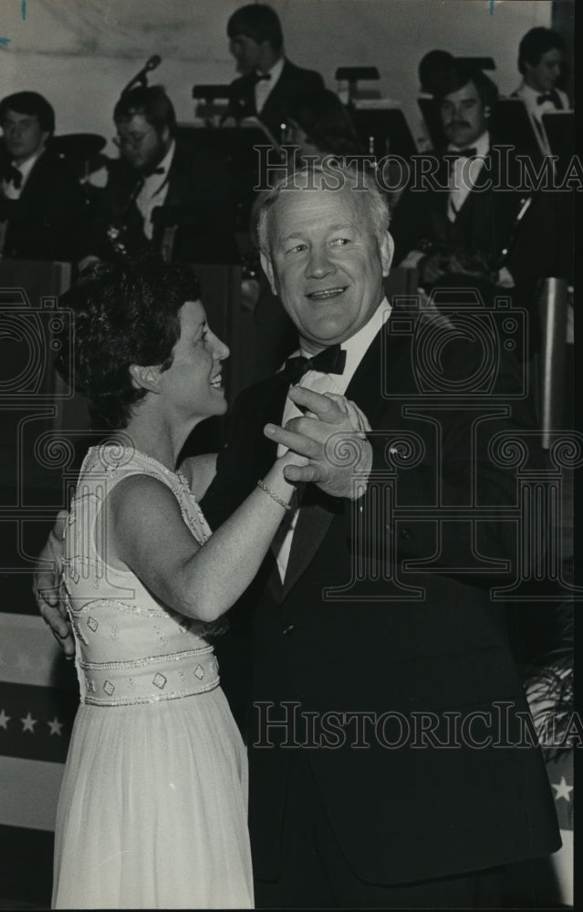 Historic Images -Speaker of the House, Tom and Chris Drake, of Culman, at George Wallace Inaugural Ball.<br><br>Photo dimensions are 6.5 x 10.25 inches.<br><br>Photo is dated 1983.<br><br> Photo back: <br><br> <img src="http://hipe.historicimages.com/images/abna/abna01170b.jpg"width="340">