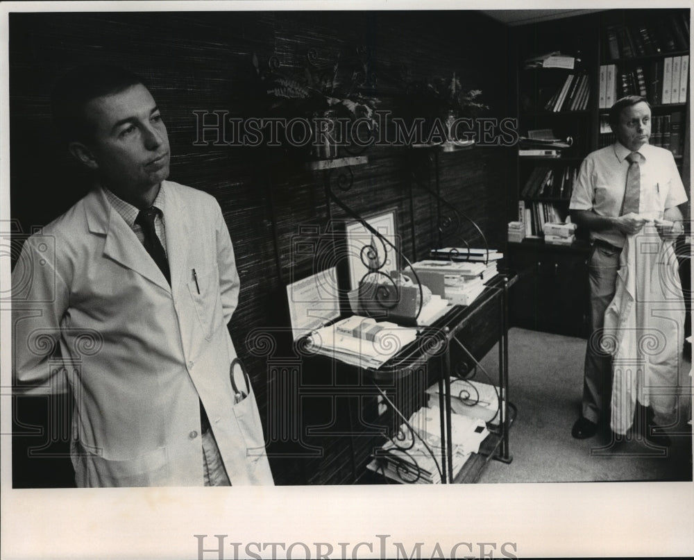 1987 Press Photo Dr. Beasley &amp; Dr. Gross, of the Athens Birthing Clinic - Historic Images