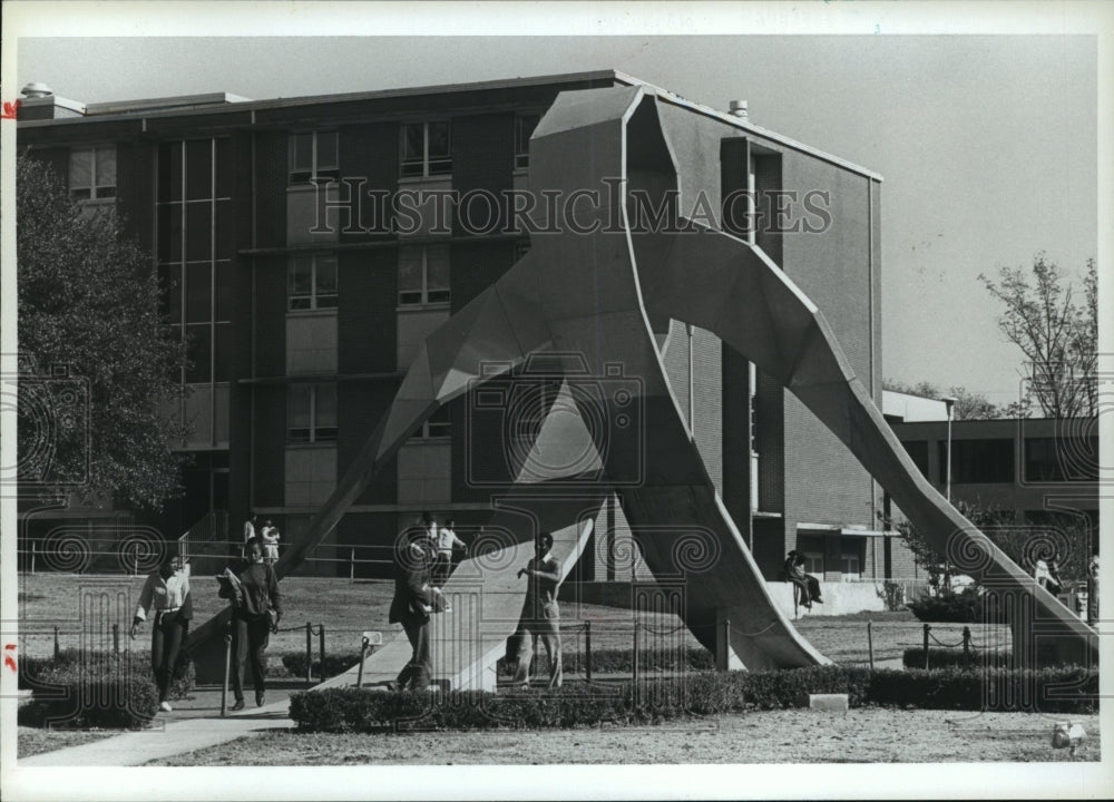 Historic Images -Alabama Universities: Alabama State-Montgomery.<br><br>Photo dimensions are 7 x 5 inches.<br><br>Photo is dated 1987.<br><br> Photo back: <br><br> <img src="http://hipe.historicimages.com/images/abna/abna01699b.jpg"width="340">