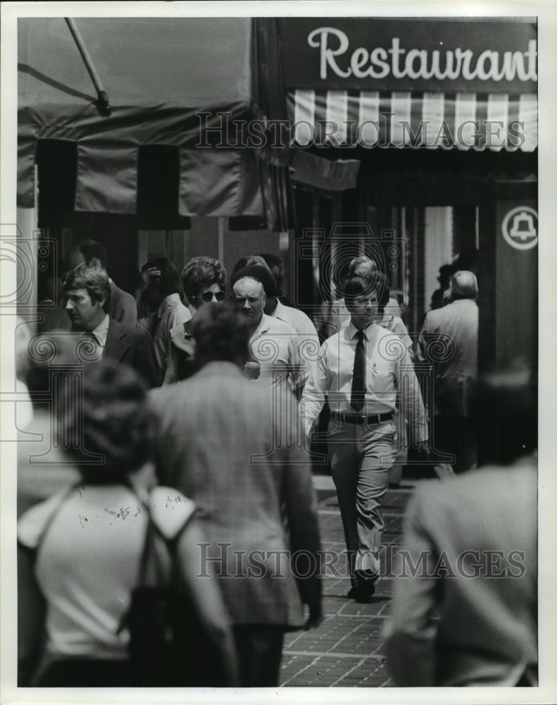 1981 Press Photo Barton Bruchac, Downtown Birmingham, Alabama at Noon
