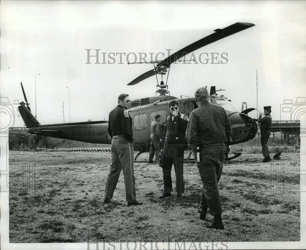 1978 Press Photo Alabama Highway Patrol Troopers and Army helicopter.- Historic Images