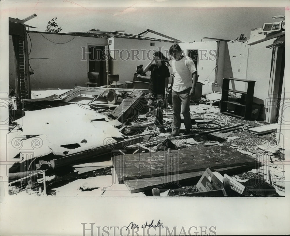 1973 Press Photo Susan and James Mitchell Survey Home Damage in Center Point