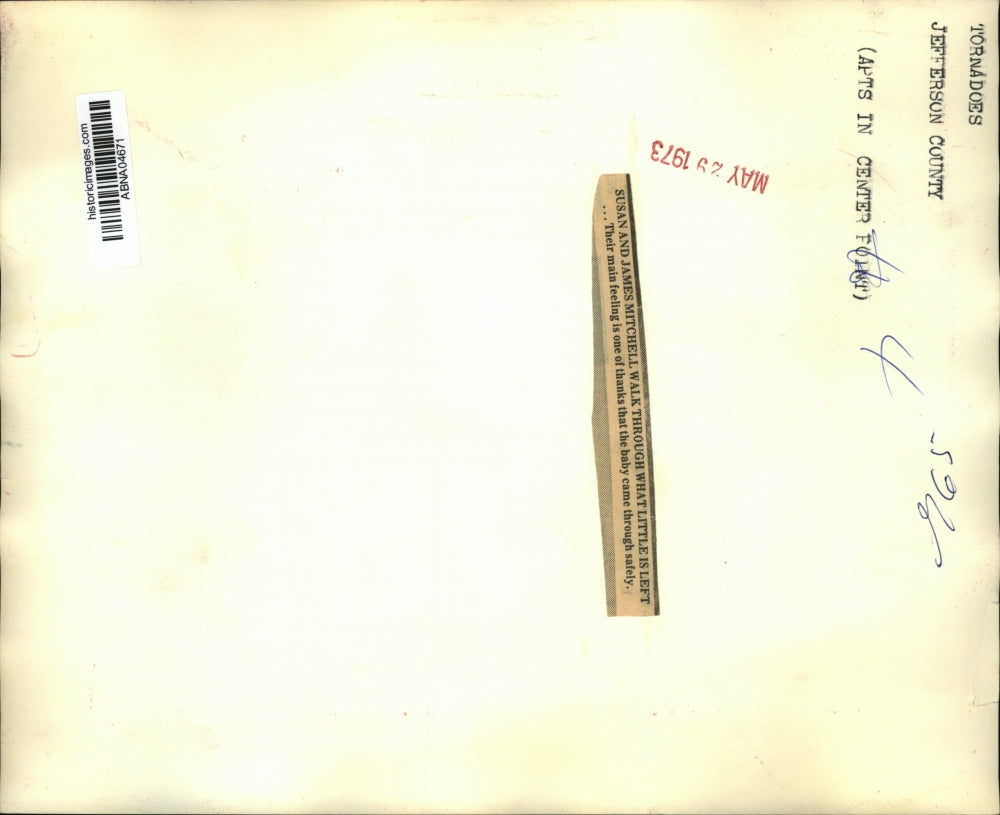 1973 Press Photo Susan and James Mitchell Survey Home Damage in Center Point