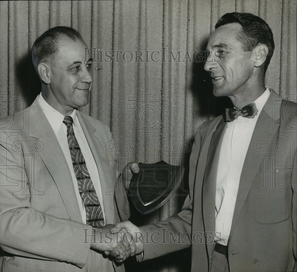 1957 Press Photo Mountain Brook, Alabama Little League Worker Awarded Plaque - Historic Images