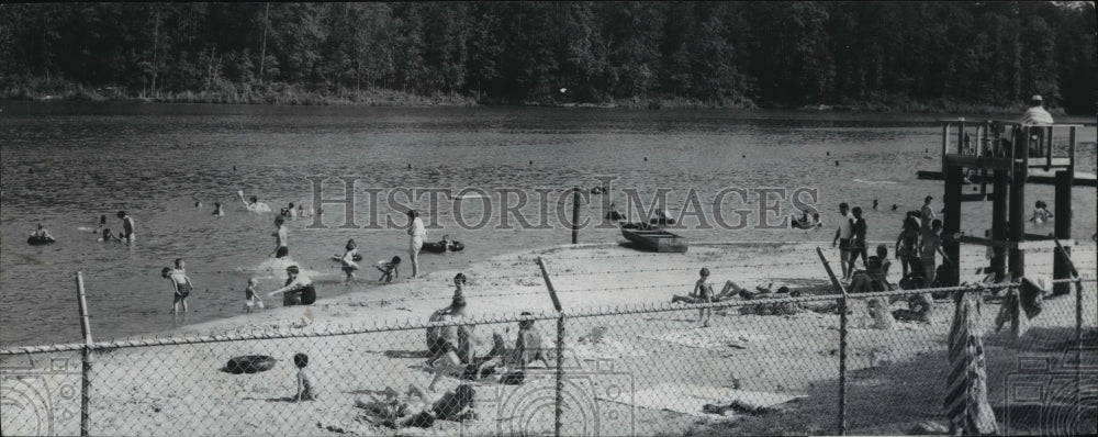 1959 Press Photo Alabama-Swimmers and beach goers at Oak Mountain State Park. - Historic Images