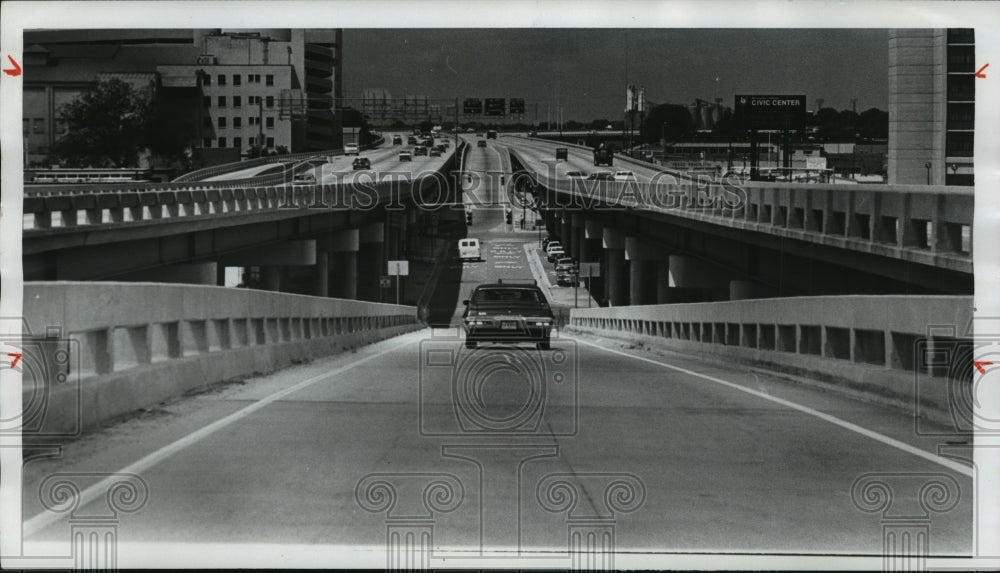 1976 Press Photo A car coming up Interstate I-59 in Alabama - abna04976 - Historic Images