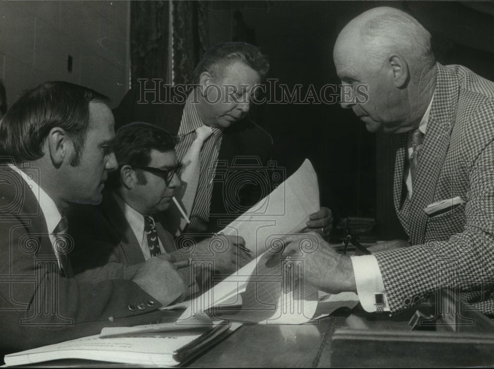 1973 Press Photo Alabama-Jefferson County lawmakers study reshuffling plan.