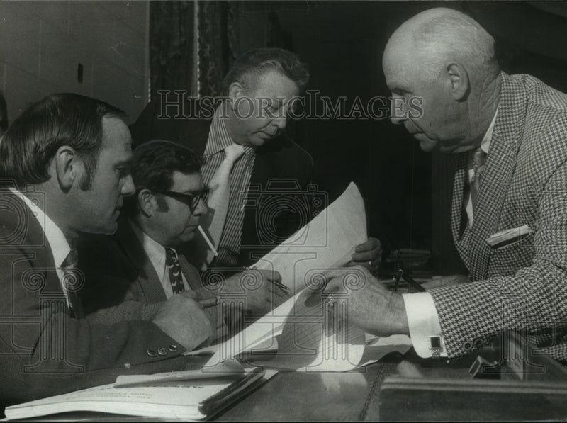 Load image into Gallery viewer, 1973 Press Photo Alabama-Jefferson County lawmakers study reshuffling plan.

