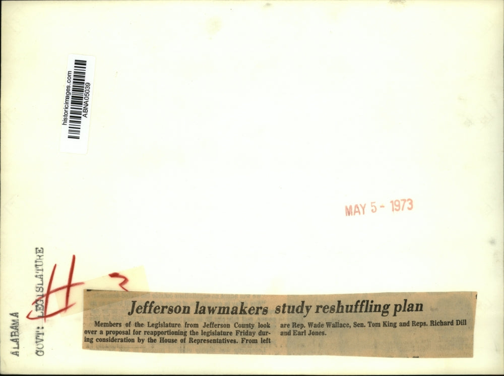 1973 Press Photo Alabama-Jefferson County lawmakers study reshuffling plan.