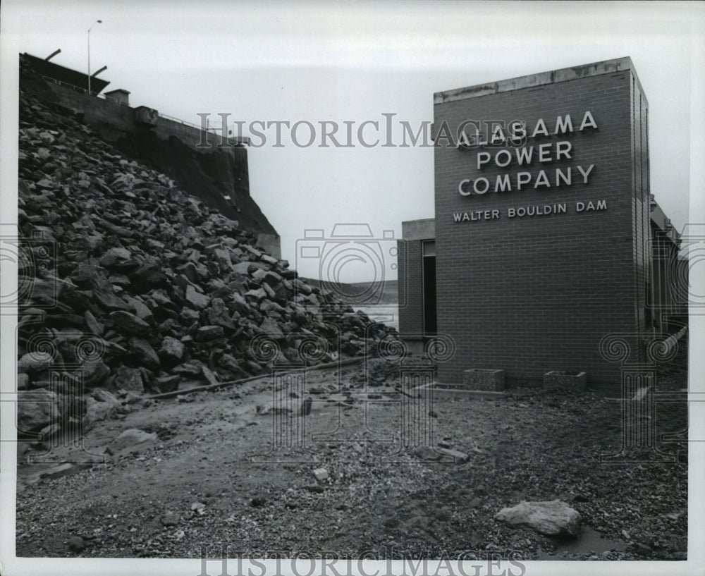 1975 Press Photo Sign for Alabama Power Company, Walter Bouldin Dam after break.- Historic Images