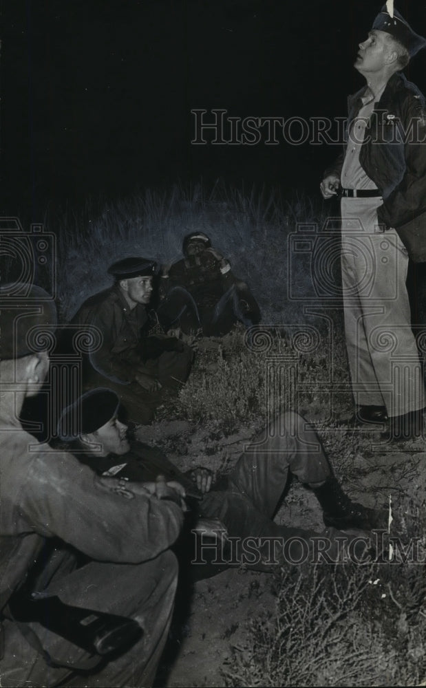 1962 Press Photo Alabama-National Guardsman Graham searches sky, during training- Historic Images