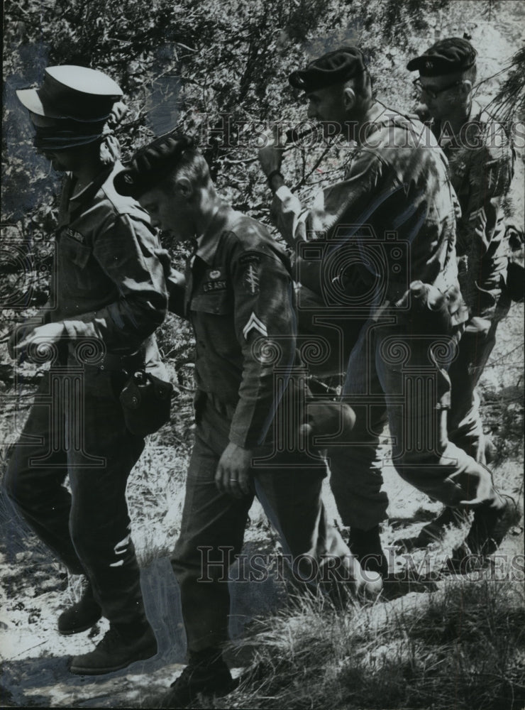 1962 Press Photo Alabama National Guardsmen capture potential prisoner. - Historic Images