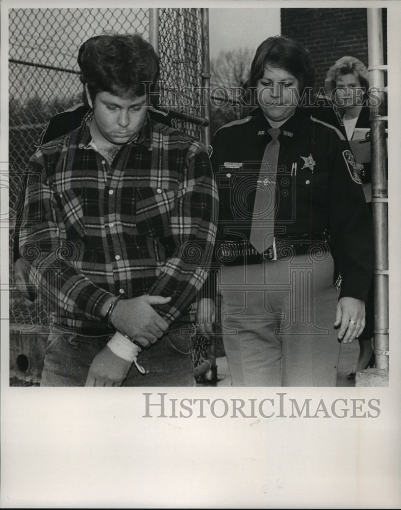 1988 Press Photo Alabama-Ricky Dale Adkins with St. Clair Deputy Jo Anne Lowe.- Historic Images