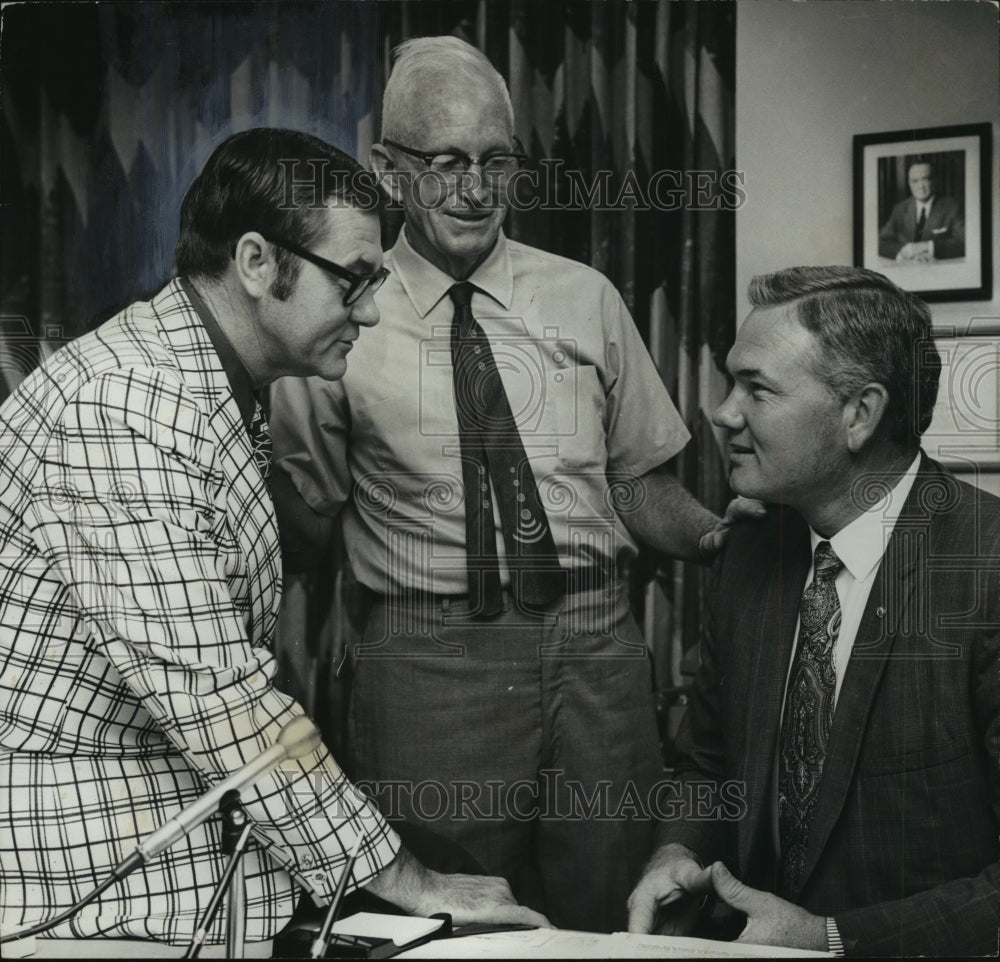 1971 Press Photo Citizens Discuss Issues with Alabama Sheriff Mel Bailey- Historic Images