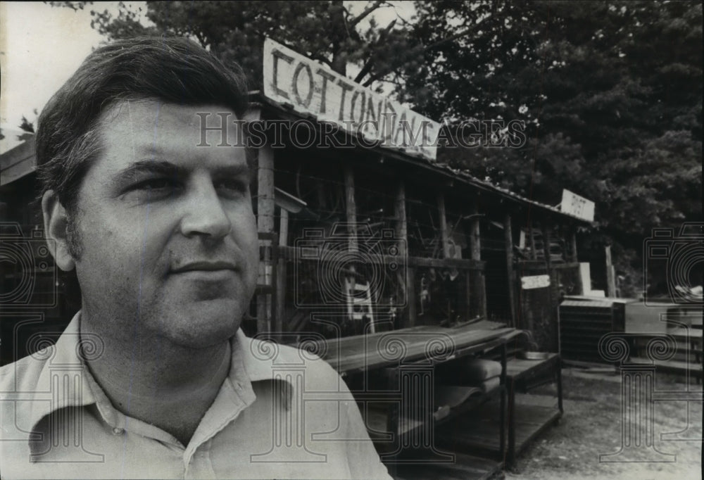 1977 Press Photo Alabama-Dr. Truman Baker at Cotton-Dale Trading Post.