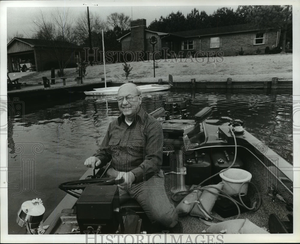 1981 Press Photo Alabama retiree, Thomas Barden likes being on his boat- Historic Images