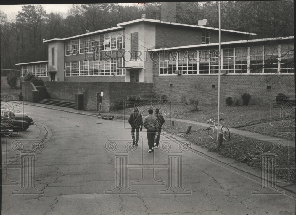 1984 Press Photo Alabama-Birmingham&#39;s Glenn High School students walk to school.- Historic Images