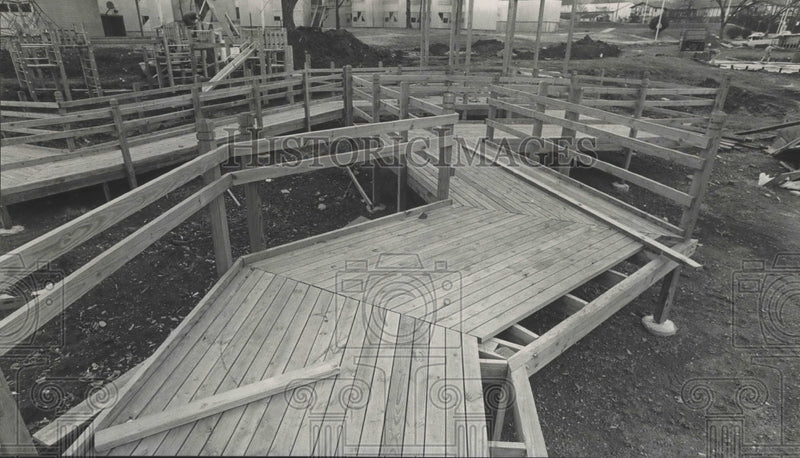 Load image into Gallery viewer, 1984 Press Photo Handicap Walkway at Bessie Estell Park, Birmingham, Alabama
