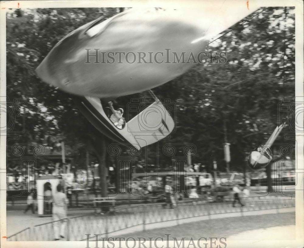 1960 Press Photo Alabama-Kids ride Flying Scooter at Birmingham Fair Park.- Historic Images