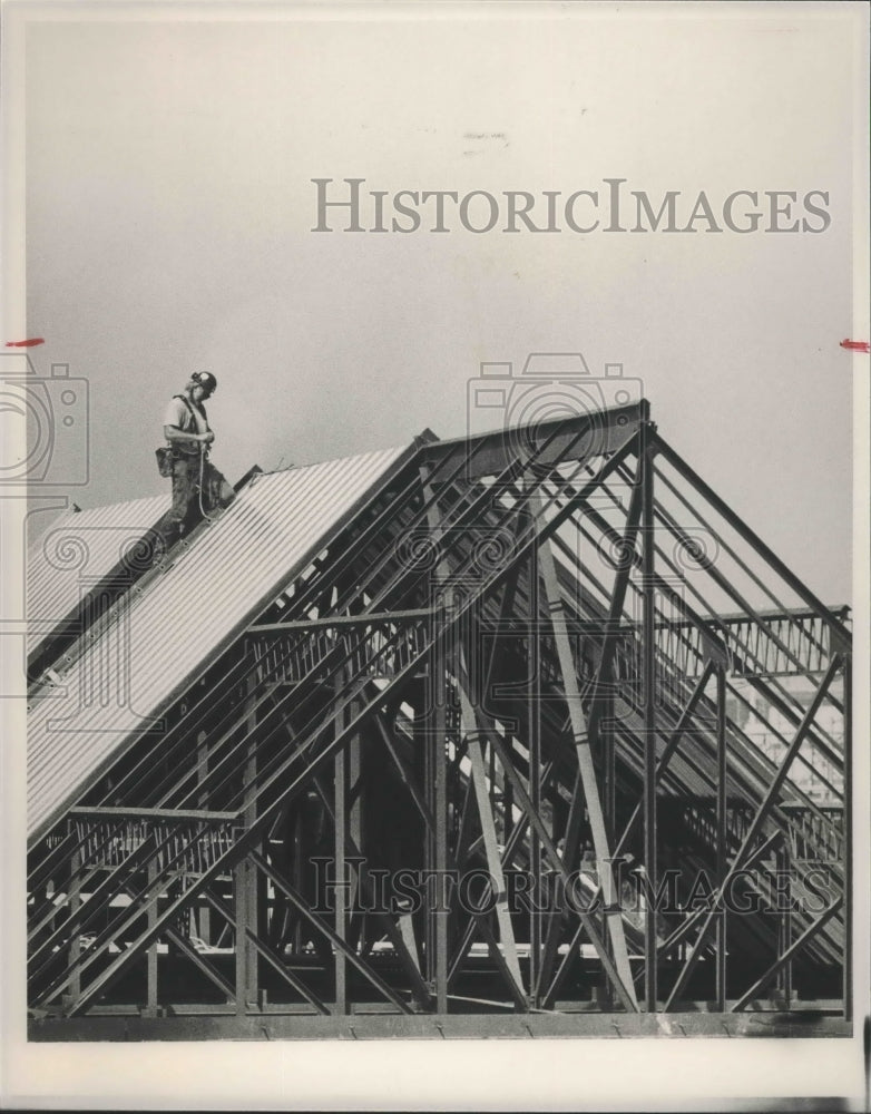  Press Photo Construction Worker on Alabama School of Fine Arts Roof, Birmingham- Historic Images