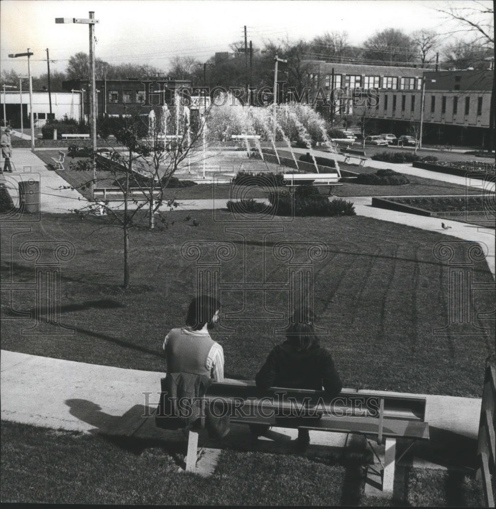1975 Press Photo Alabama-People enjoying Birmingham's renovated Magnolia Park.