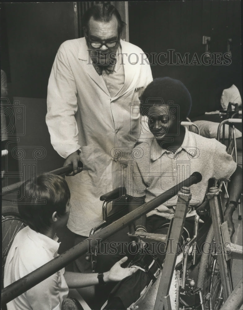 1972 Press Photo Alabama-Birmingham-Patient help at (UAB) Spain Rehab center.- Historic Images