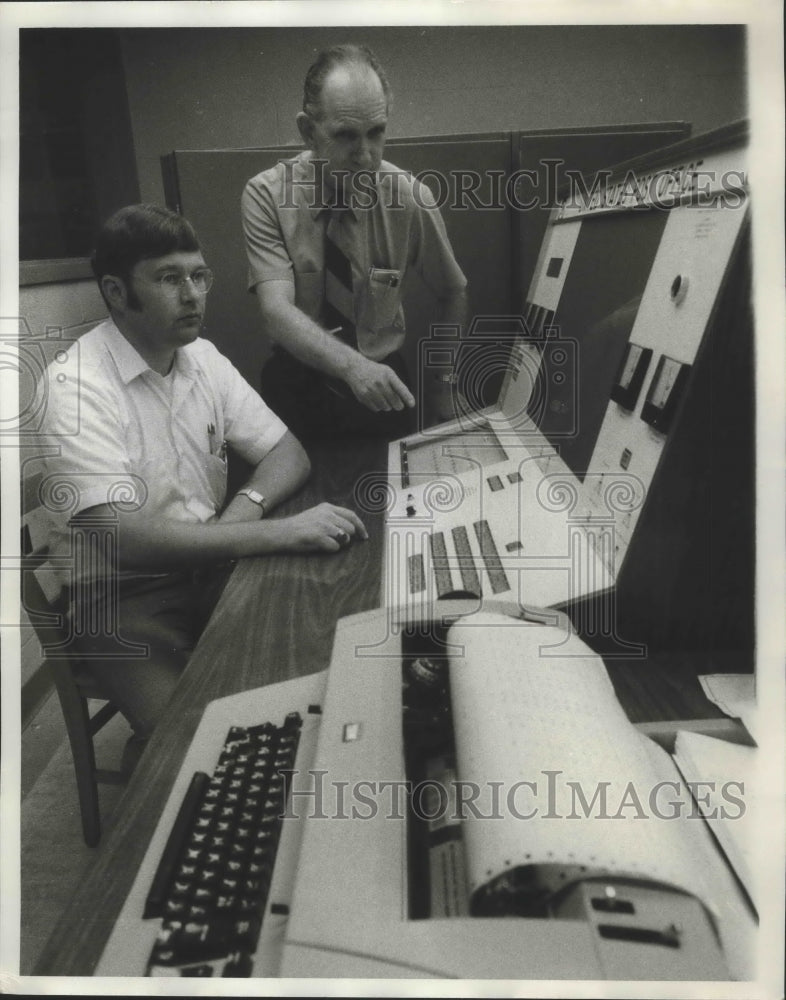 1971 Press Photo Alabama-Birmingham U.S. Postal workers with new technology.- Historic Images