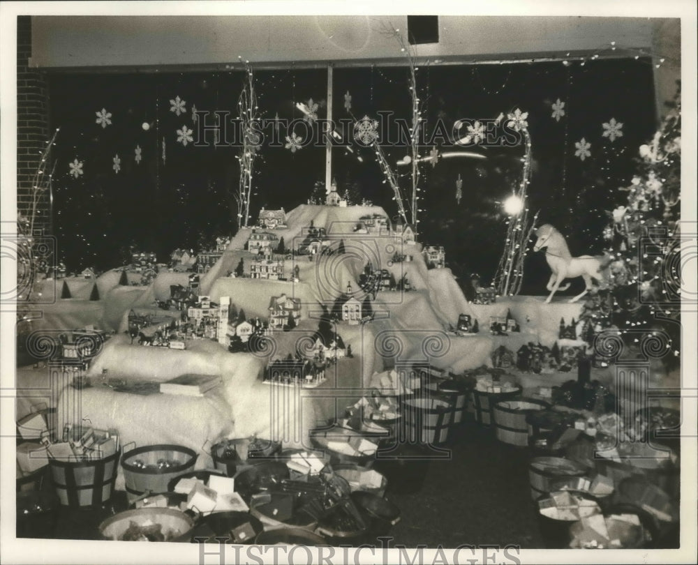 Press Photo Alabama-Christmas Village display made for people shopping in Boaz