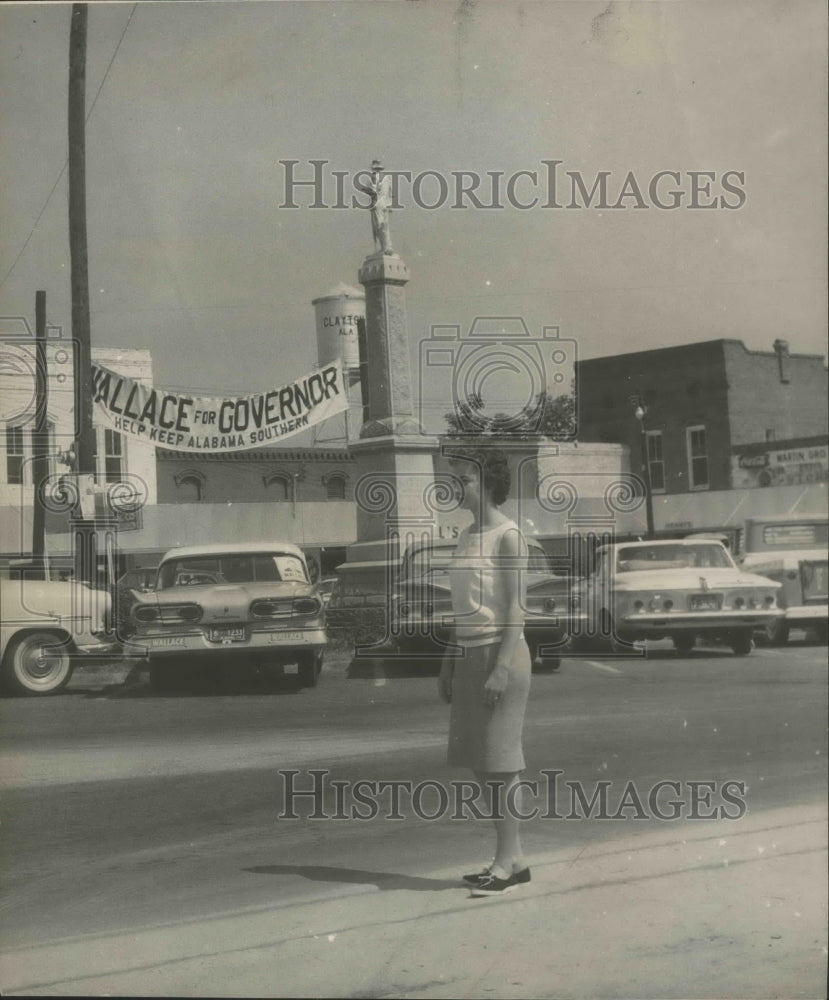 1962 Press Photo Alabama-George Wallace's daughter Bobbi Jo near campaign sign. - Historic Images