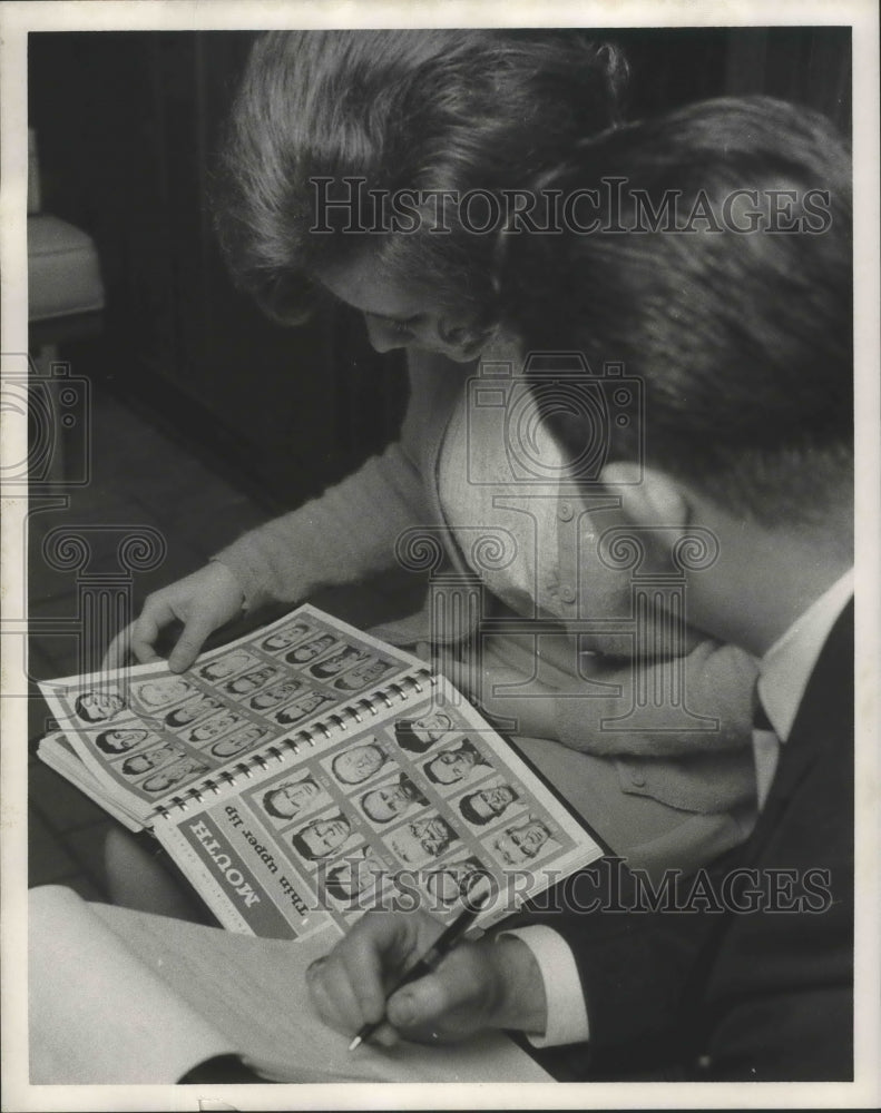 1966 Press Photo Alabama-Brent police show witness mug shots after bank robbery.- Historic Images