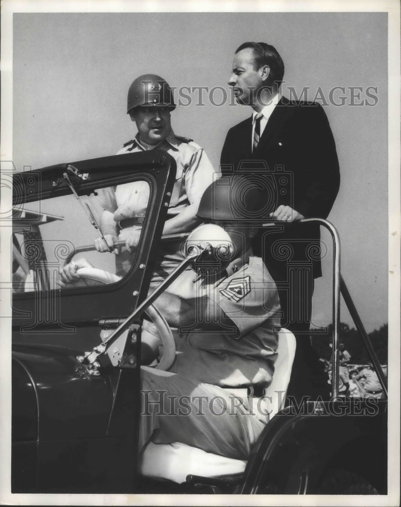 1968 Press Photo Alabama Governor Albert Brewer Visits Camp Shelby, Mississippi- Historic Images