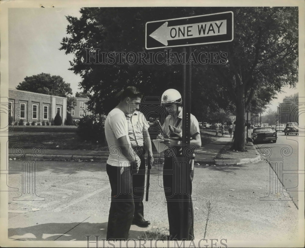 1964 Press Photo Alabama-Birmingham police giving a school protester a ticket.- Historic Images