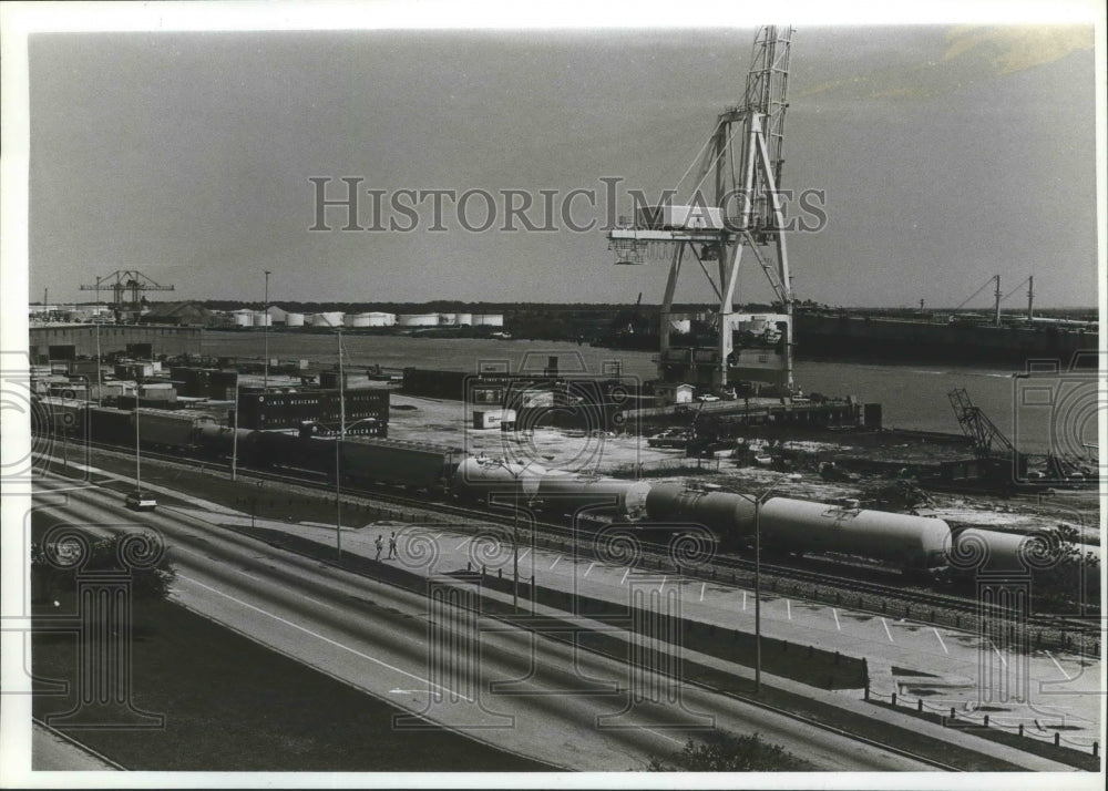 1991 Press Photo City buys Alabama State Docks land. - abna07169 - Historic Images