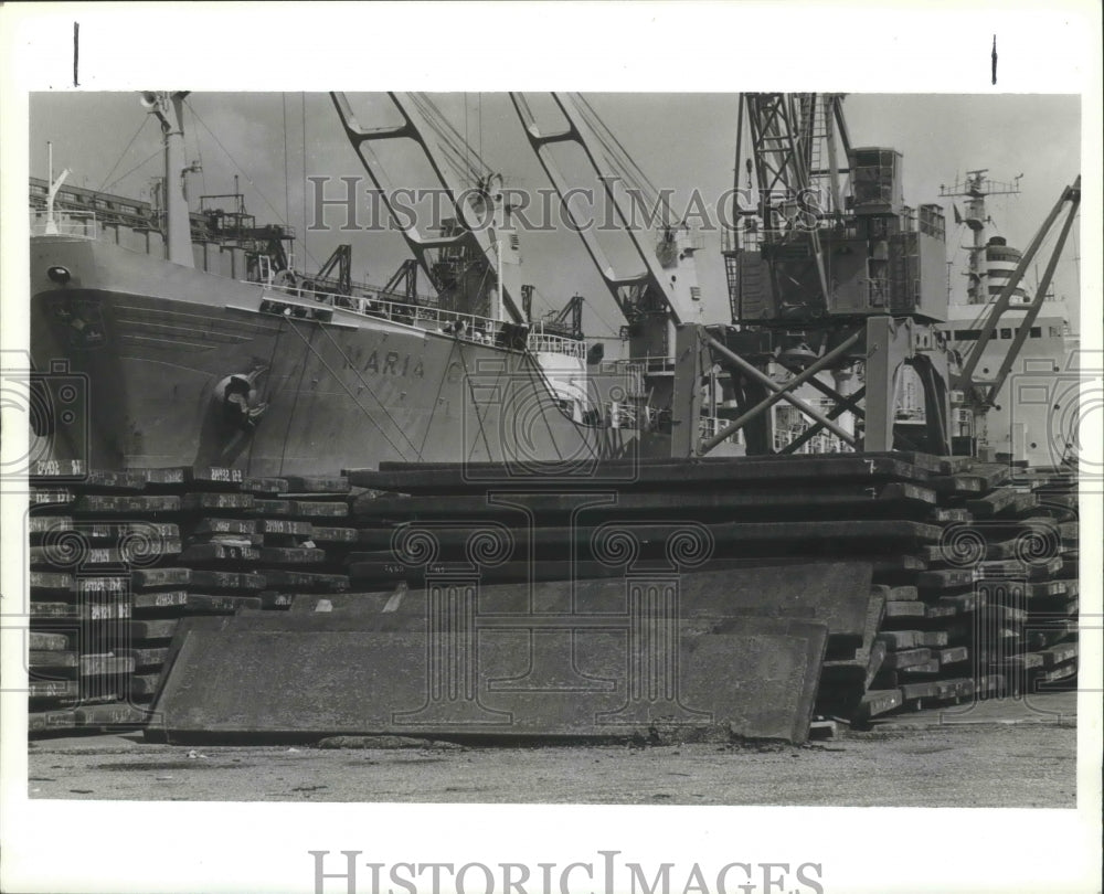 1985 Press Photo Ship With Cargo at the Alabama State Docks in Mobile- Historic Images