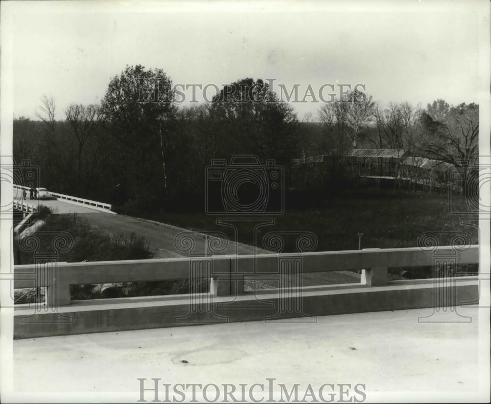 1966 Press Photo Alabama-Old covered bridge in the background.- Historic Images