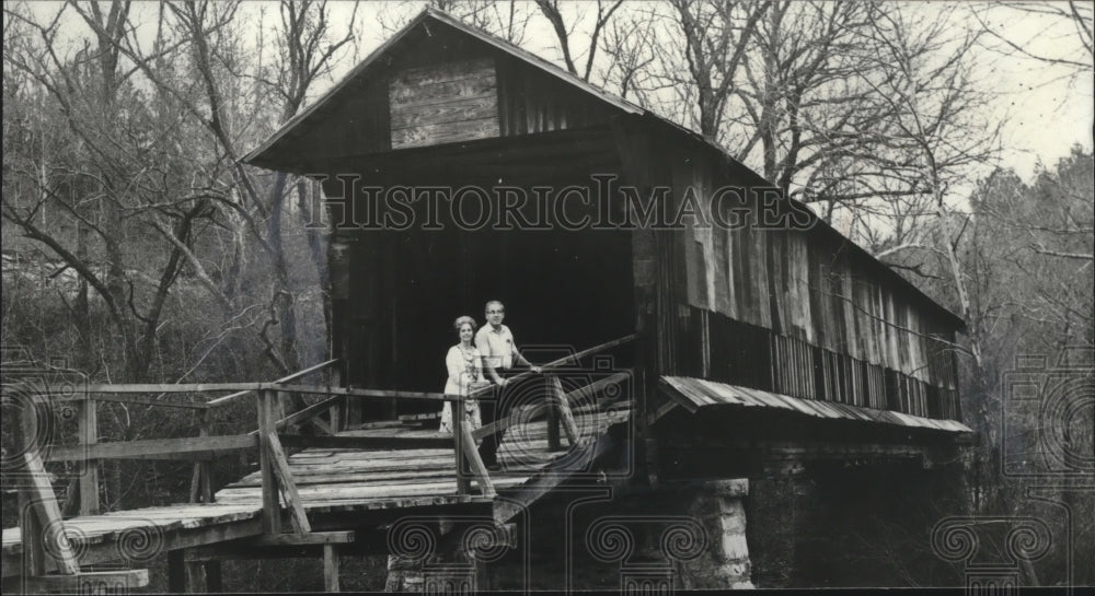 1972 Press Photo Alabama-Near Talladega, Mr. and Mrs. A.M. Hocutt buy bridge.- Historic Images