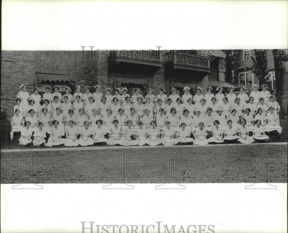  Press Photo Alabama-Graduating class of the South Highlands School of Nursing.- Historic Images